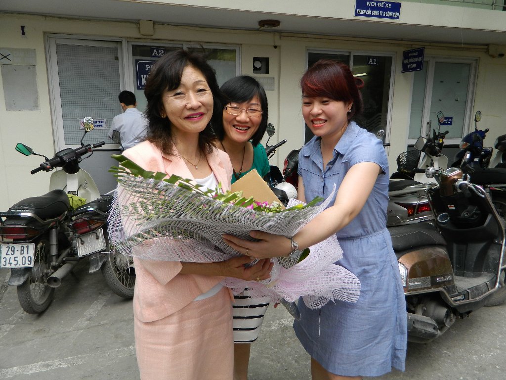 Chuyến thăm của Bà Tùy viên Y tế Đại sứ quán Nhật